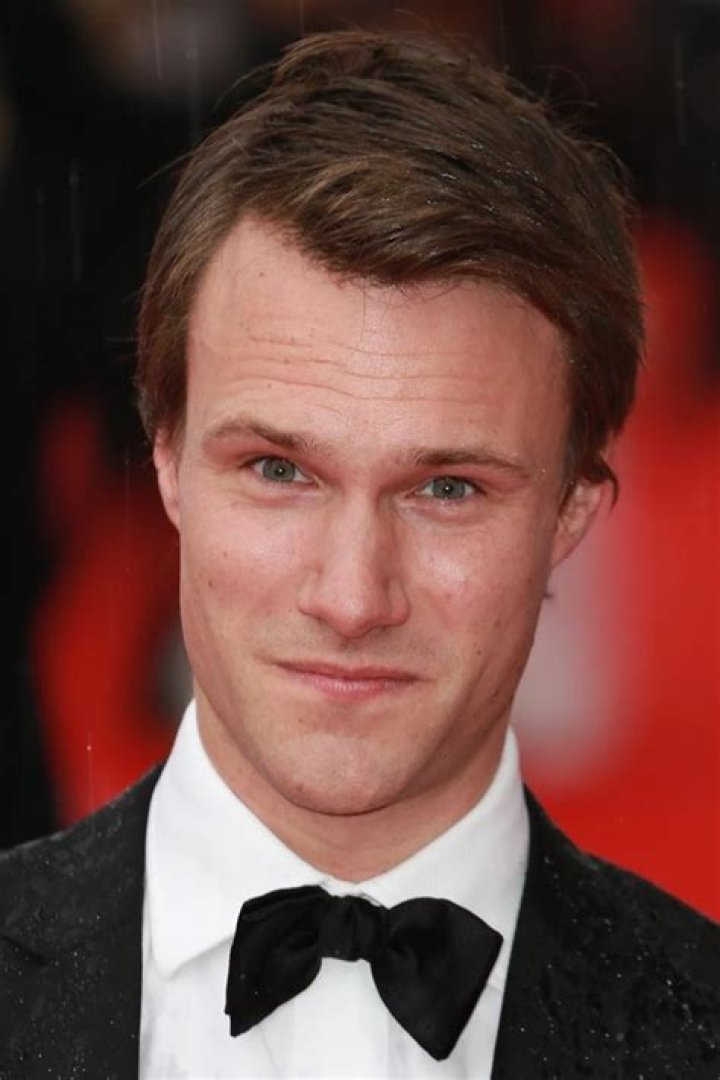 Hugh Skinner – Biography and Personal Life, Movies and TV Shows