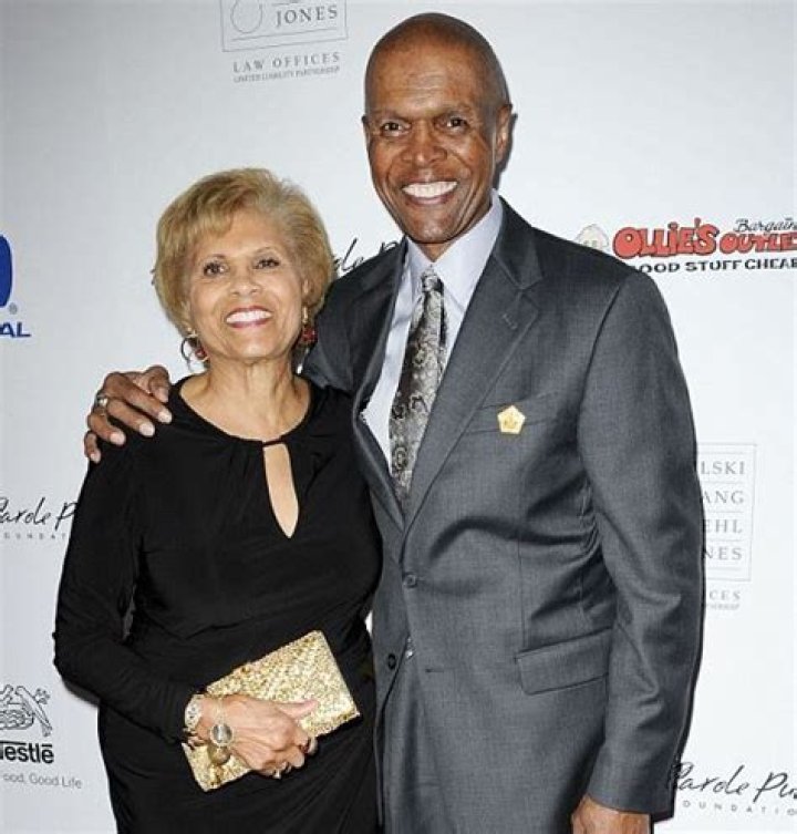 Linda McNeil (Gale Sayers Ex-Wife) Bio, Wiki, Age, Height and Net Worth