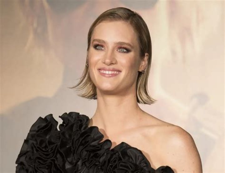Mackenzie Davis’s biography, net worth, fact, career, awards and life story