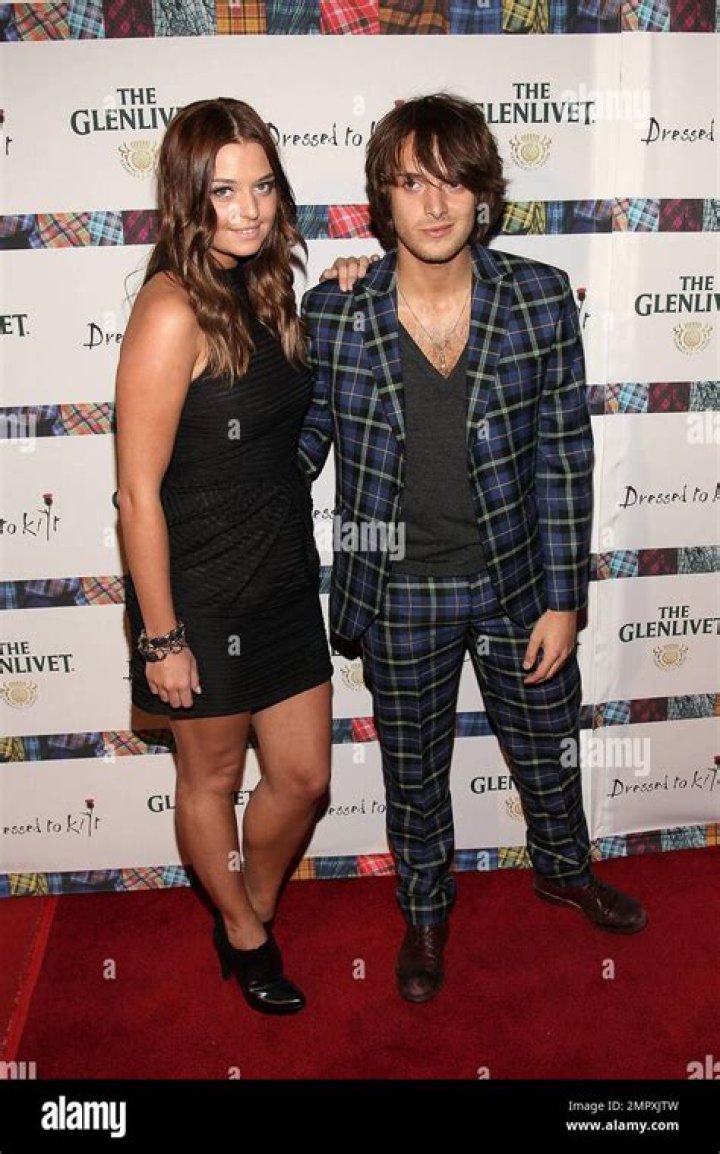 Paolo Nutini: Girlfriend, net worth, tattoos, smoking & body facts